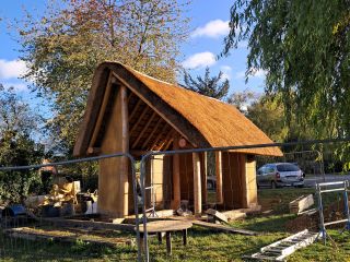 Kiosque en terre crue à Saint-Sulpice-la-forêt